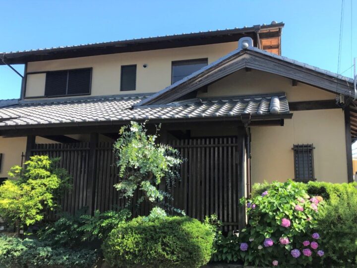 伊賀市のC様邸で外壁塗装、トタン屋根塗装、雨樋取替工事を実施