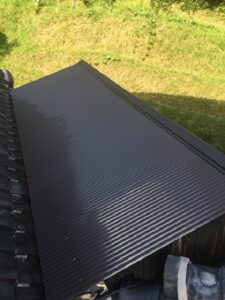 伊賀市で雨漏りをした波トタン屋根の張替え工事をしました