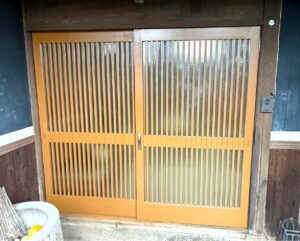 名張市で色褪せした玄関引戸の塗装工事をしました