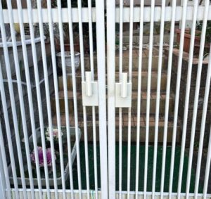 名張市で壊れた門扉錠の交換工事をしました