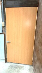 名張市で穴があいてしまったドアのお取替工事をしました。