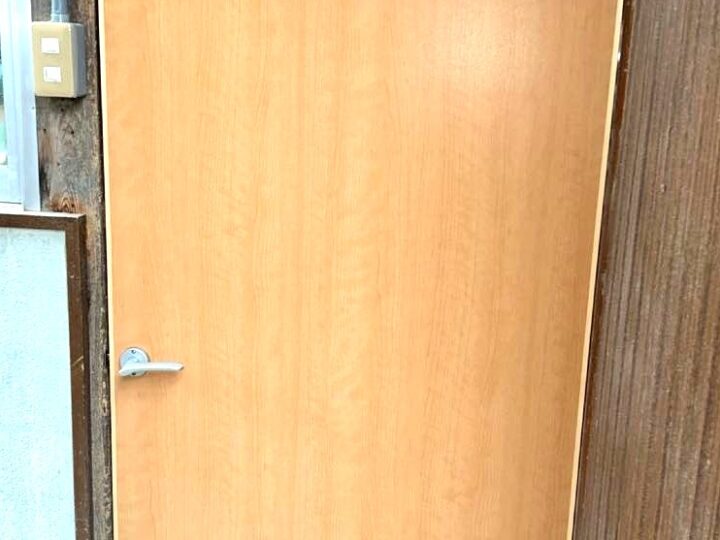名張市で穴があいてしまったドアのお取替工事をしました。