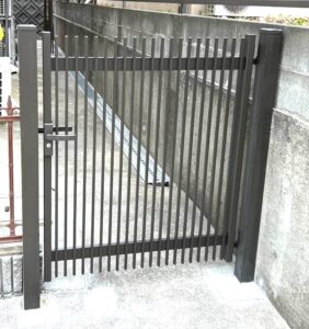 名張市で勝手口門扉のお取替工事をしました。