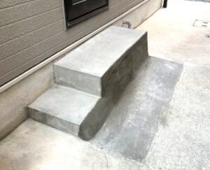 名張市で勝手口コンクリートステップのはつり撤去工事をしました。