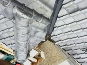 名張市で雨漏りした谷板金の取替工事をしました。