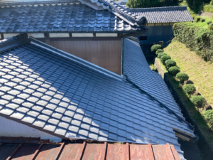 伊賀市で台所で雨漏りした瓦屋根の葺き替え工事と谷板金交換工事をしました。