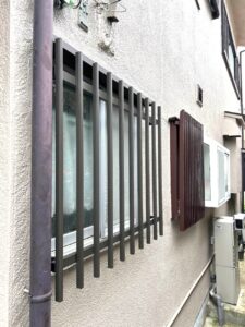 名張市で外壁から落ちかけた面格子の解体・補修・取付工事をしました。