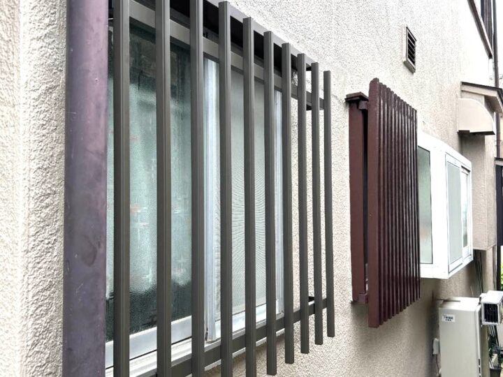 名張市で外壁から落ちかけた面格子の解体・補修・取付工事をしました。