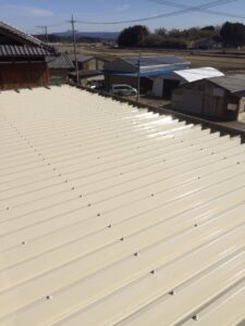 名張市で工場の折半屋根をシリコン塗装でリフォーム